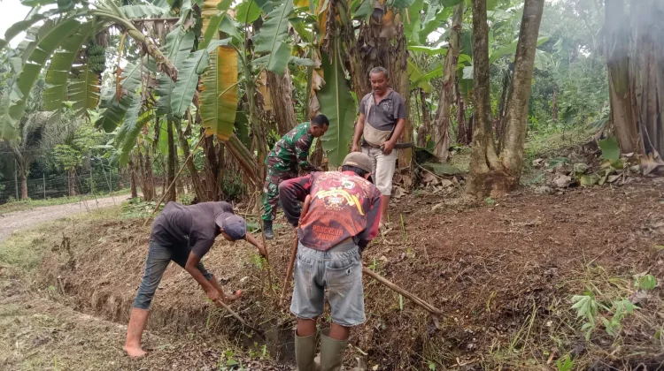 Peran Babinsa Koramil Subang Jadi Kunci saat Kerja Bakti Bersihkan Jalan
