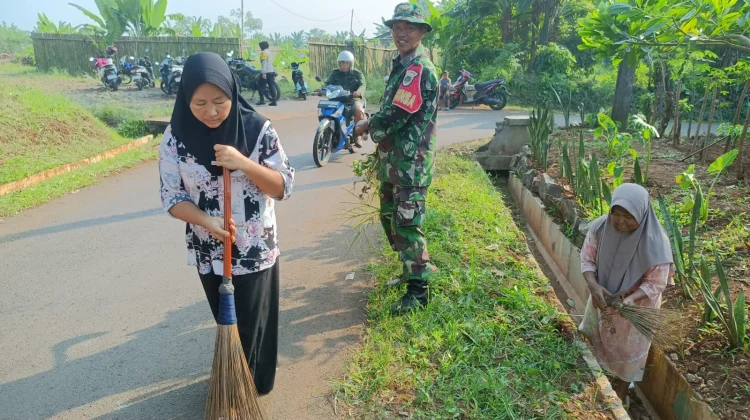 Sinergi Babinsa Koramil Kalijati, dengan Warga, Bersihkan Saluran Air