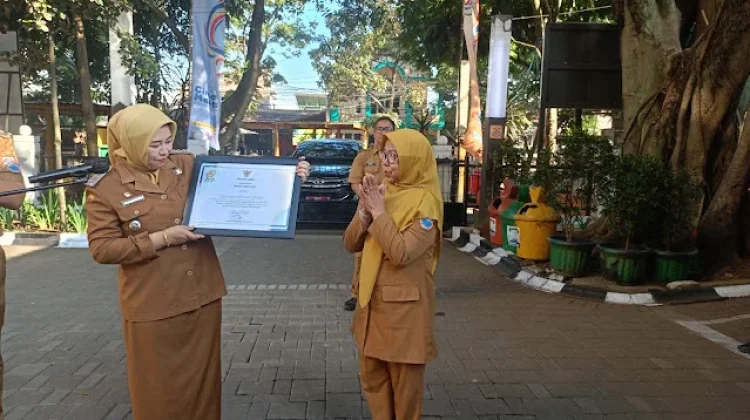 Camat Cimahi Selatan Serahkan Penghargaan Predikat A RB kepada ASN Kecamatan