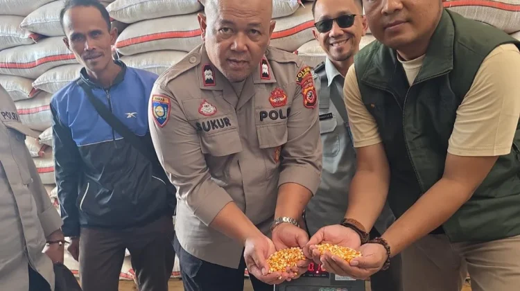 Polisi di Garut Kawal Hasil Panen Jagung Petani hingga Titik Distribusi