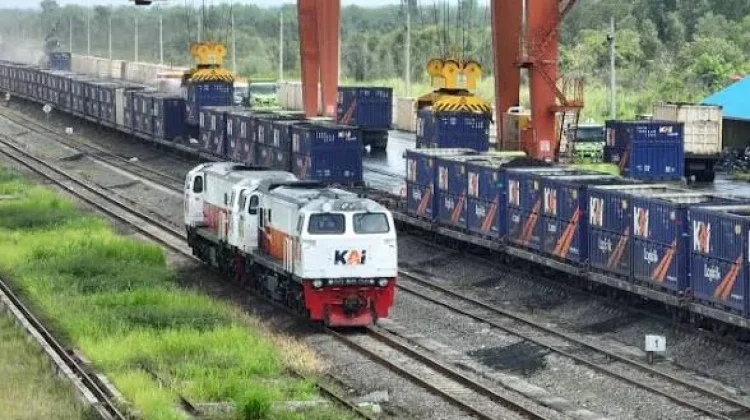 Ratusan Ton Barang Terkirim oleh Kereta Api Logistik