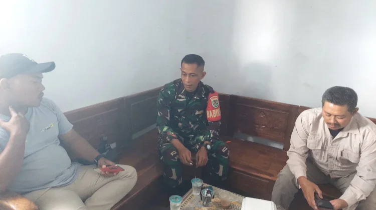 Babinsa Koramil Ciasem Ajak Warga Jaga Keamanan Desa lewat Giat Komsos