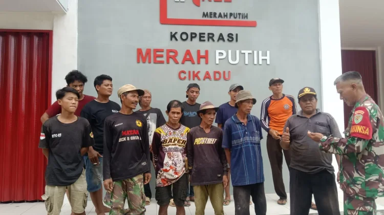 Babinsa Kawal Pembangunan KDKMP Cikadu, Warga Optimis Ekonomi Desa Kuat