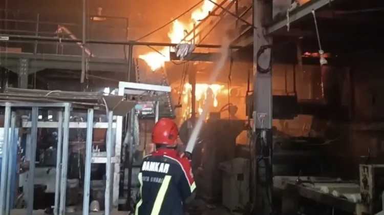 Blower Mati Picu Korsleting, Kebakaran Hanguskan Sebagian Area Pabrik di Cimahi