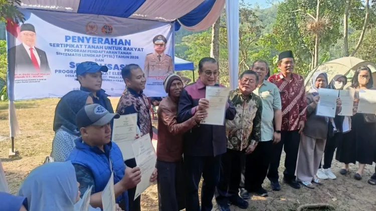 ATR/BPN KBB Bagikan Sertipikat PTSL, Warga Diminta Manfaatkan sebagai Aset