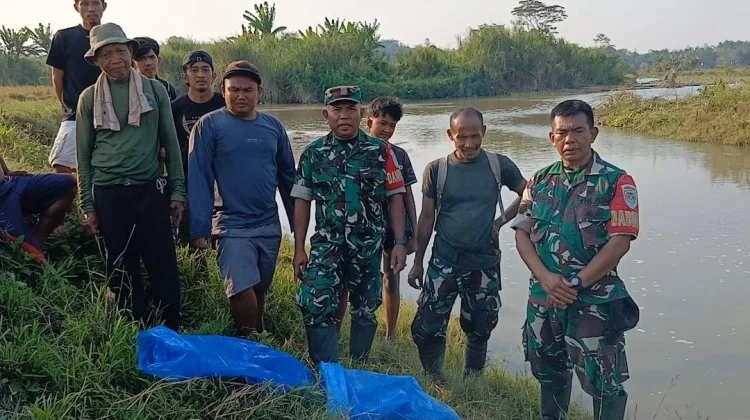 Koramil Cijambe Ajak Warga Lestarikan Sungai Cilamatan, lewat Tebar Ikan
