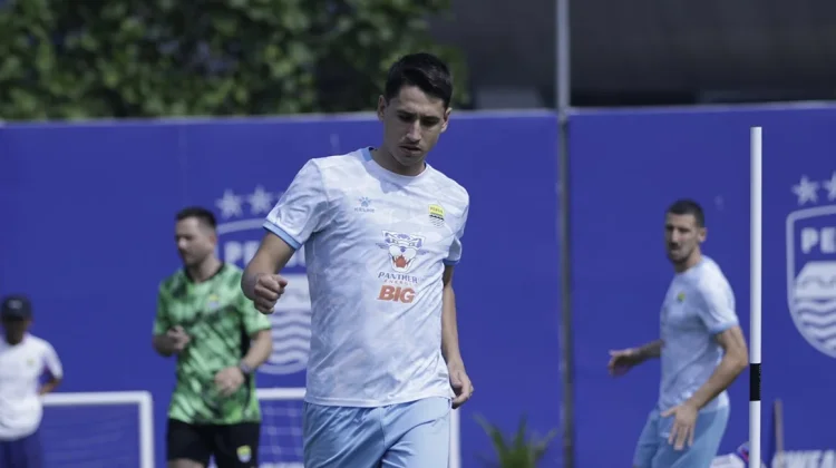 Luka Menalo Antusias Sambut Tantangan Bersama Persib