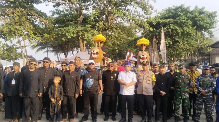 Masyarakat Nelayan Gelar Ritual Adat Larung Saji Hajat Laut Rancabuaya  2026