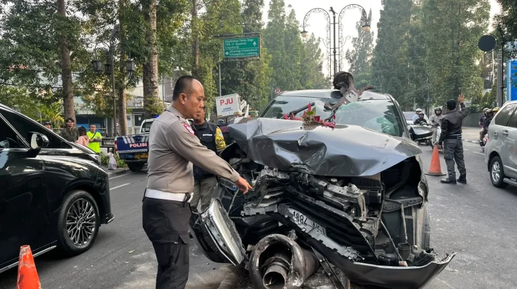 Mobil Tabrak Tiang PJU di Dago Bandung, 7 Penumpang Luka-Luka