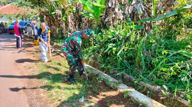 Babinsa Bersama Warga Desa Cisaat Ciater Bergotong-royong Bersihkan Jalan