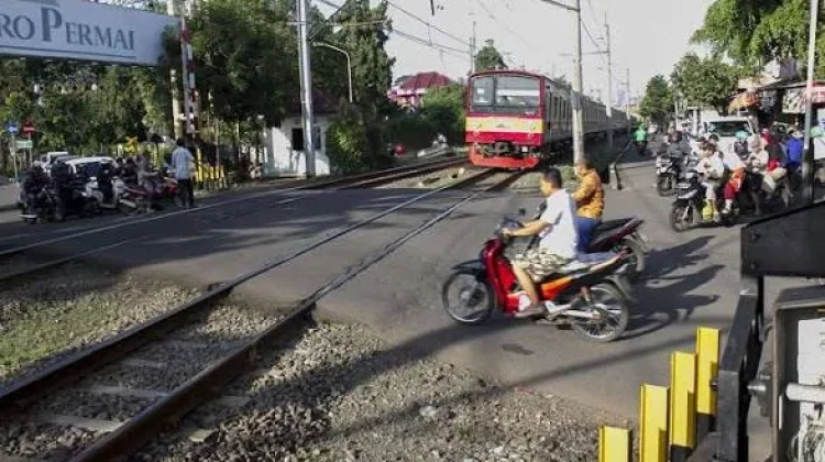 Keberatan Ditegur Petugas,Pemotor Pukul Wajah Penjaga Rel
