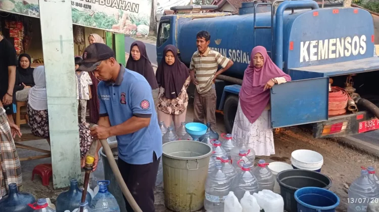 Tagana Kabupaten Tasikmalaya Distribusikan Air Bersih di Desa Cibalanarik