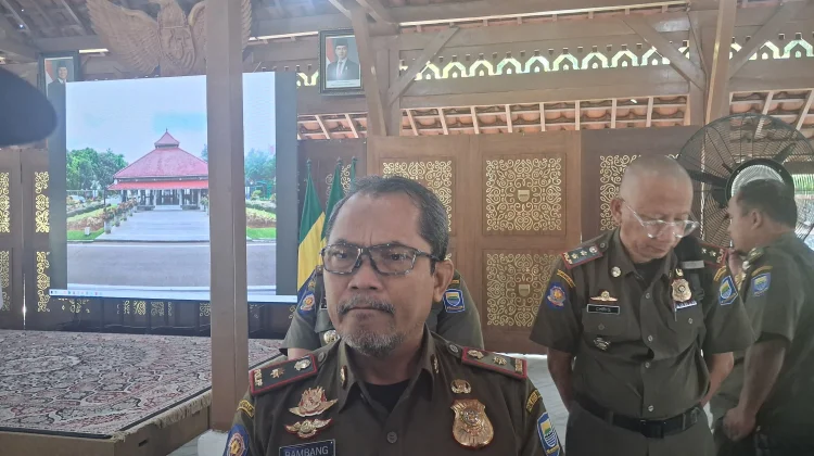 Satpol PP Bandung Tertibkan 19 Reklame Bando di Belasan Jalur Beautifikasi