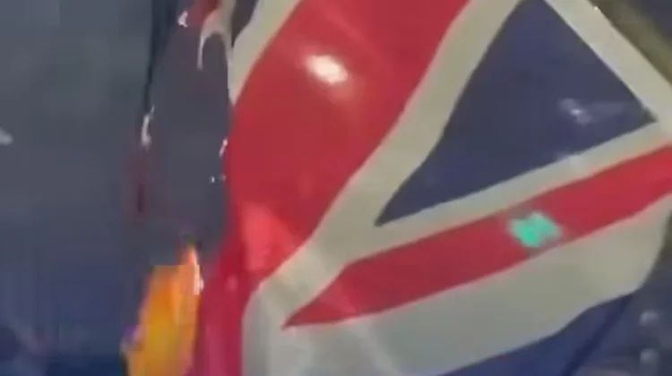 Suporter Argentina Salah Sasaran Bakar Bendera Britania Raya