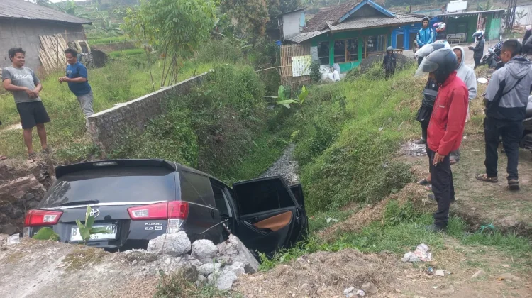 Polisi Evakuasi Mobil Warga Masuk Parit