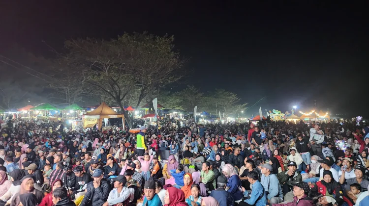 Meriah, Lautan Manusia Padati Puncak Hari Nelayan Jayanti