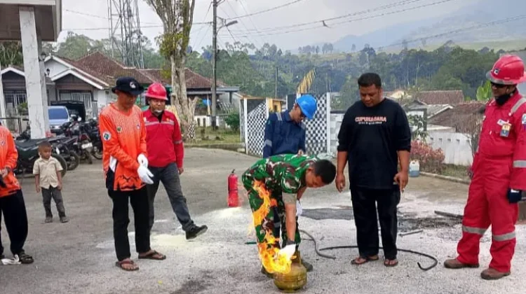 Cegah Kebakaran, Fakultas Teknik Mesin Unsub Latih Warga Cipunagara Gunakan APAR