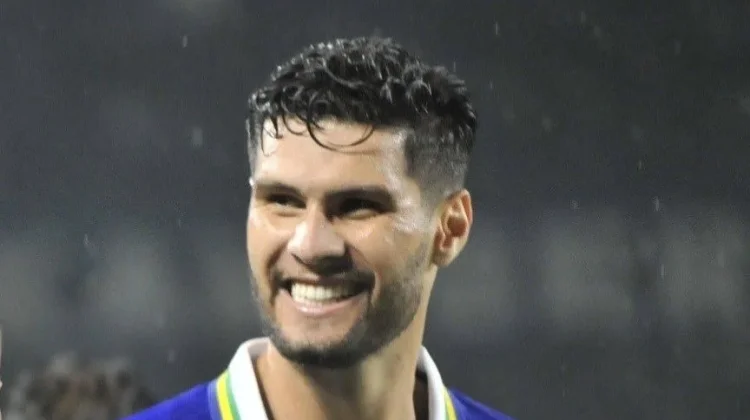 Julio Cesar Bertahan, Persib Perkuat Lini Belakang Semusim Lagi