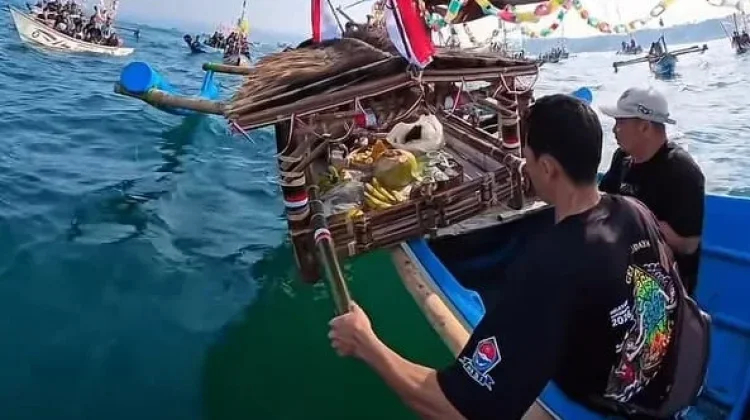 Menjaga Tradisi Larung Sesaji di Pesisir Garut