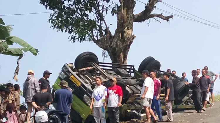Alami Rem Blong di Cisandaan Truk Matrial Terbalik