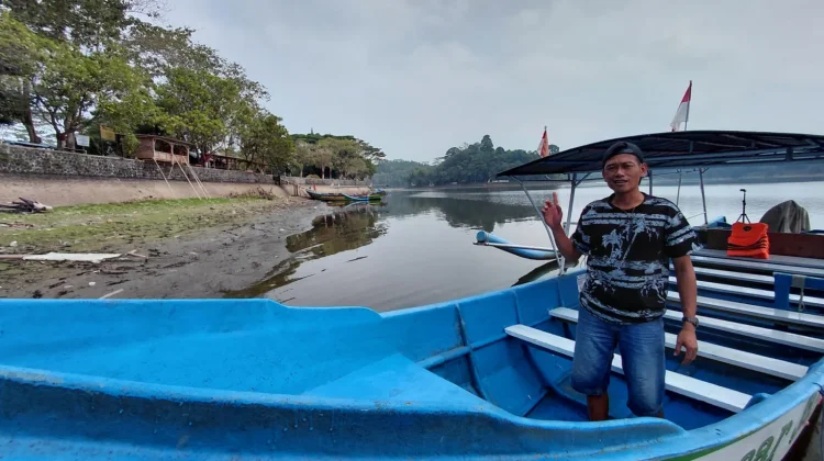 Air Situ Gede Tasikmalaya Surut, Pendapatan Jasa Sewa Perahu Menurun