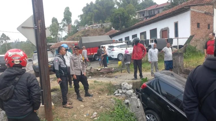 Hindari Motor Hilang Kendali Mobil Masuk Parit