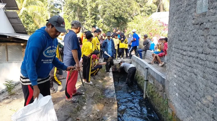 Ratusan Warga Sukanagara Tasikmalaya Gotong Royong Bersihkan Sungai