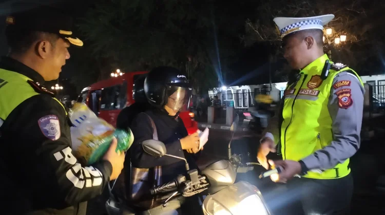 Satlantas Beri Sembako ke Pemotor Tidak Berknalpot Brong