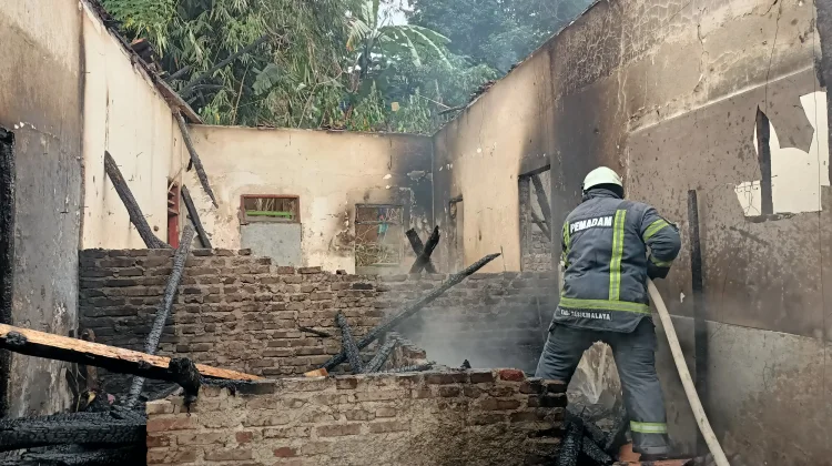 Rumah Lansia di Desa Cibalanarik Tasikmalaya Ludes Terbakar