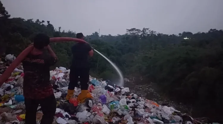 Antisipasi Kebakaran, TPA Sampah Cioray Tasikmalaya Didinginkan