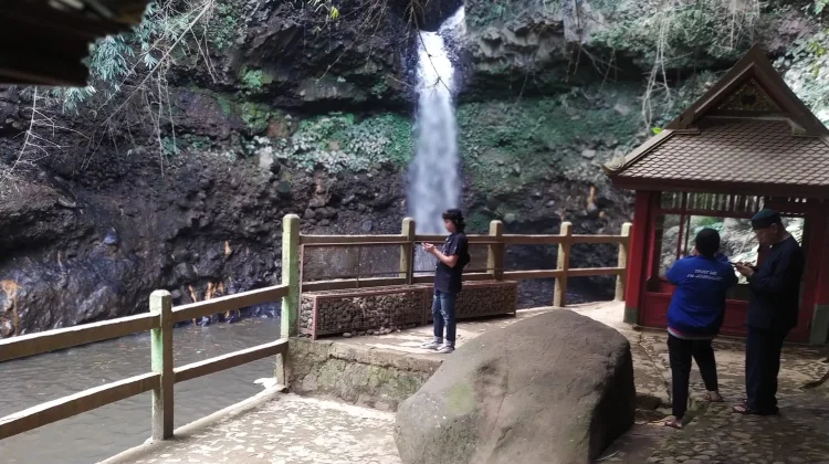 Pesona Air Terjun Bersejarah di Curug Dago