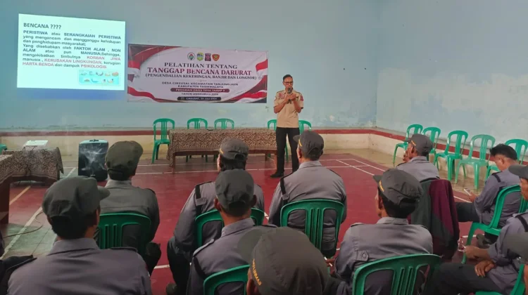 Warga Cikeusal Tasikmalaya Mendapat Pelatihan Tanggap Bencana dari Tagana