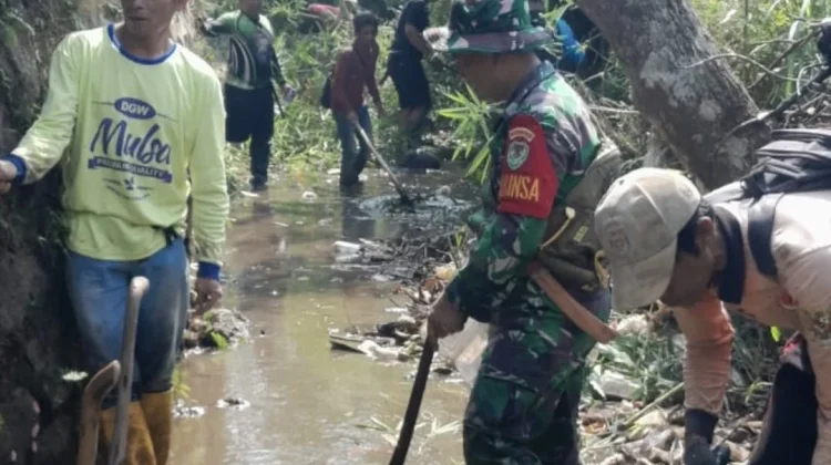 Jaga Lingkungan, Babinsa Koramil Tanjungsiang Ajak Warga Bersihkan Sungai Cideet