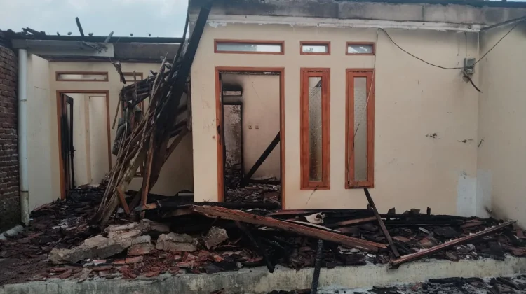 Diduga Korsleting Listrik Tiga Unit Rumah Kontrakan Hangus Terbakar