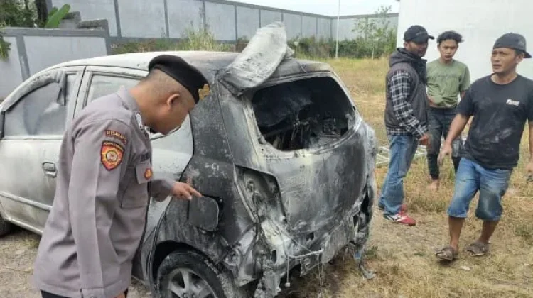 Hendak Ngambil ATM, Kendaraan Daihatsu Ayla Milik Warga Terbakar