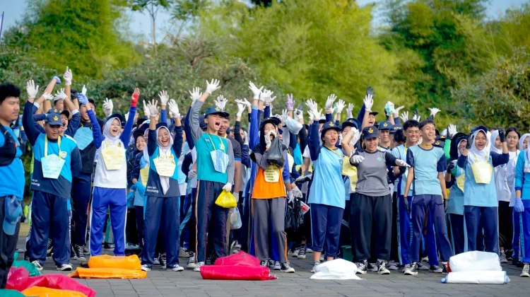 Siswa Baru Bandung Angkut Lebih dari Satu Ton Sampah dalam Aksi Ekologi MPLS