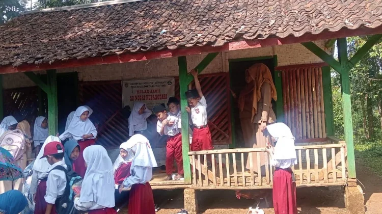 Puluhan Siswa di Taraju Tasikmalaya Belajar di Rumah Panggung dengan Atap Bocor