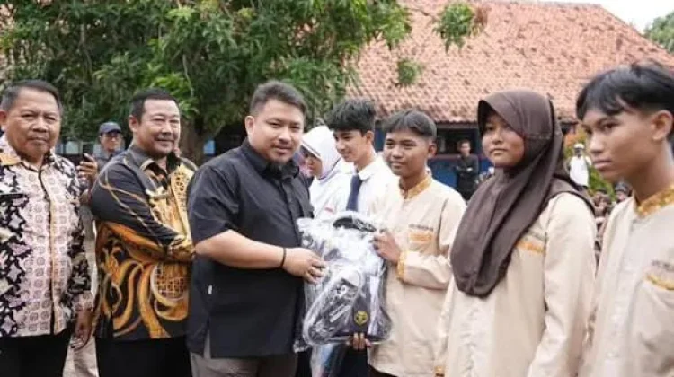 Disdikbud Subang Bagikan Seragam Gratis, untuk Siswa Baru SD dan SMP