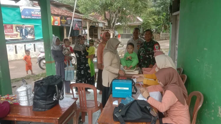 Gandeng Bidan dan Kader, Babinsa Koramil Ciasem, Kawal Posyandu Cegah Stunting