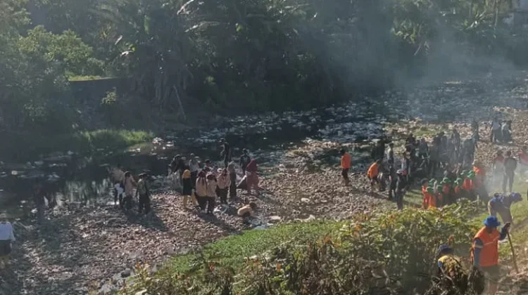 Antisipasi Banjir, Warga Bersama Petugas Bersihkan Aliran Sungai Cipalebuh