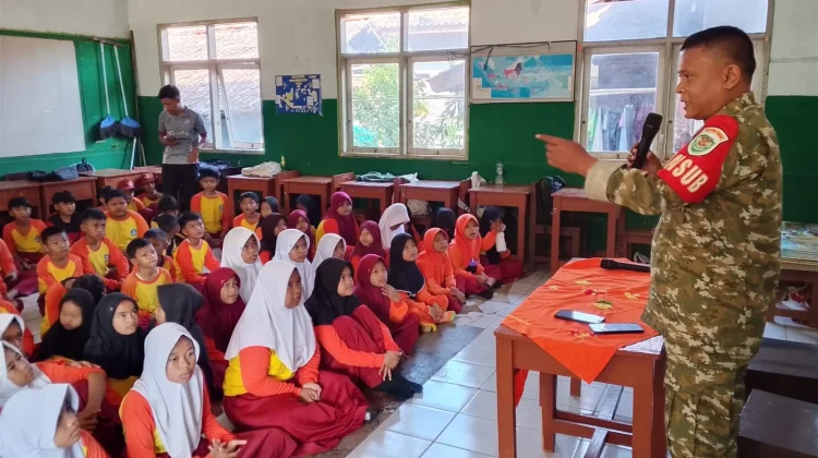 Babinsa Koramil 0508/Purwadadi, Beri Materi Kebangsaan di SDN Candra Budaya Cikaum