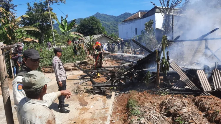 Diduga Dari Tungku Api, Rumah Warga Ludes Terbakar