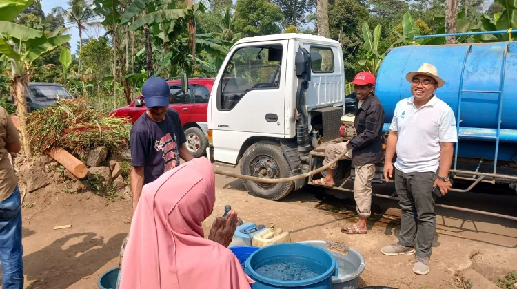 Bantu Warga Non Pelanggan, Perumda TRS Distribusikan Air Bersih