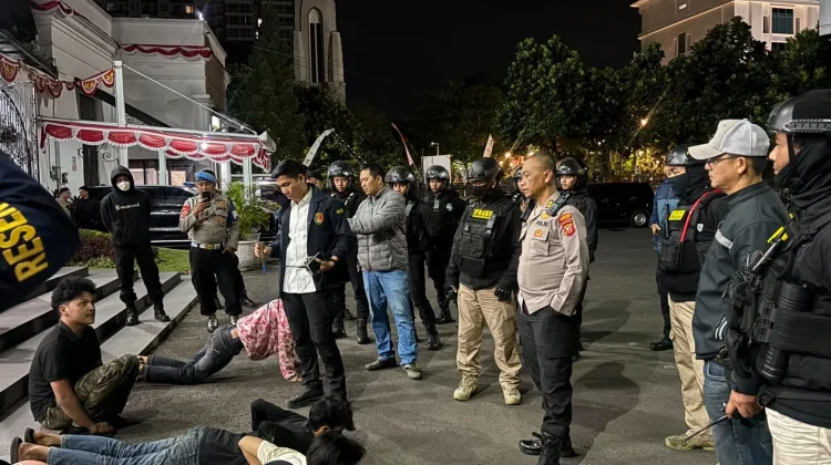 Enam Pemuda dan Tiga Senjata Tajam Diamankan Polrestabes Bandung saat Patroli