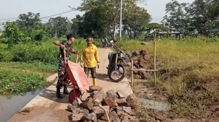 Kehadiran Babinsa di Karya Bakti Rancasari di Sambut dan di Apresiasi Warga