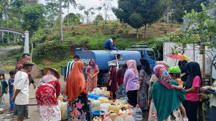 Tagana Tasikmalaya Salurkan Air Bersih Bagi Warga Dua Desa di Bojonggambir