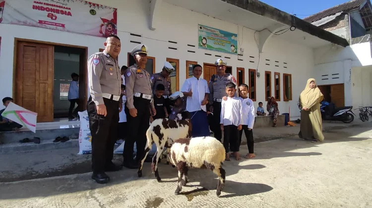Satlantas Polres Tasikmalaya Salurkan Bantuan Kambing dan Ikan ke Panti Asuhan