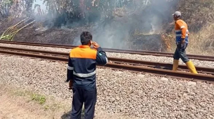 Dilarang Membakar Membuang Sampah Sembarangan ke Jalur Rel