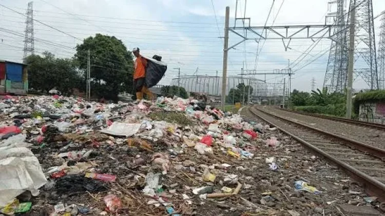 Asap Pembakaran Sampah Sekitaran Rel Membahayakan Perjalanan Kereta
