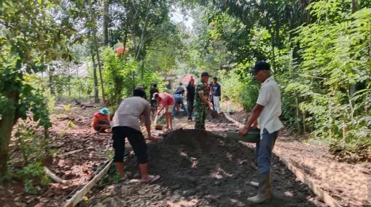 Percepat Akses Pertanian, Babinsa Kalijati dan Warga Karya Bakti Pengerasan Jalan